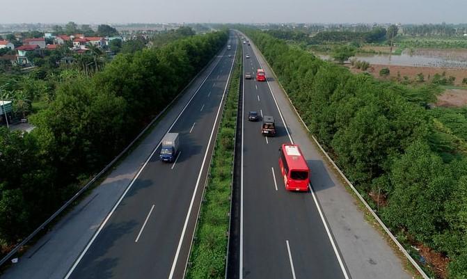 Tranh luận quanh đề xuất bỏ cây xanh trên cao tốc