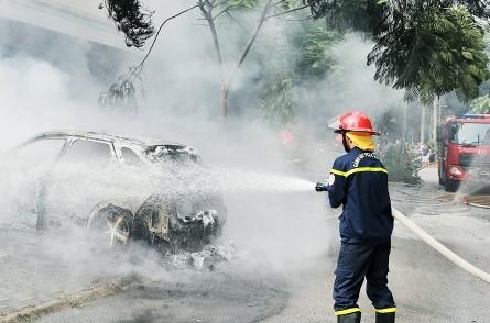 Xe khách đang chạy bất ngờ phát hỏa: Toàn bộ hành khách may mắn thoát nạn