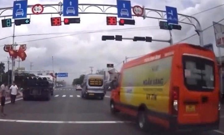 Ô tô 'nối đuôi nhau' vượt đèn đỏ trên QL51, người đi bộ hoảng hốt né tránh