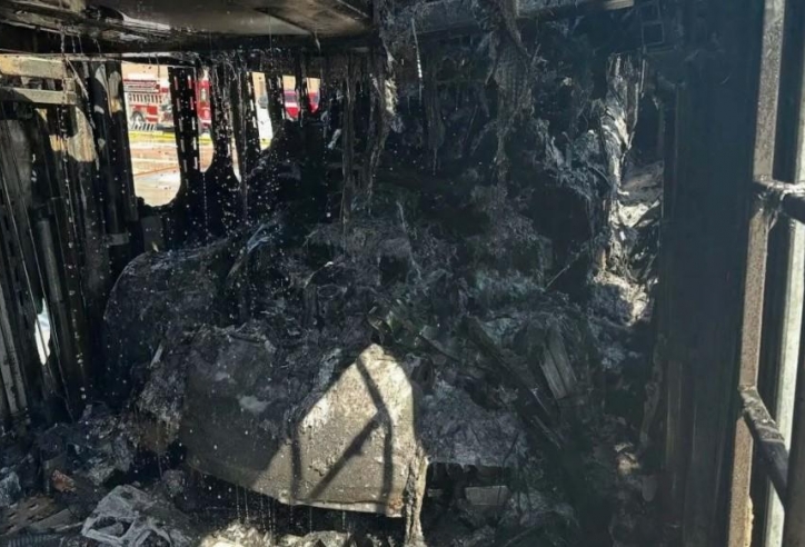 Khoảnh khắc McLaren, Audi R8 và Corvette cháy rụi trong xe tải ở Tennessee