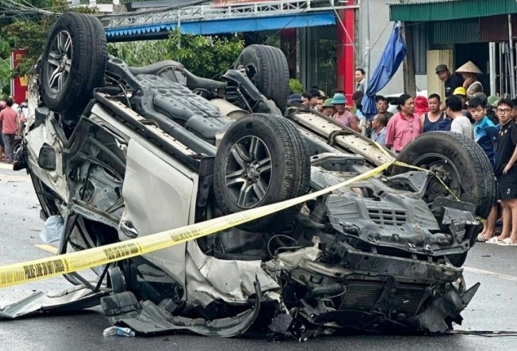 Fortuner vượt ẩu trong mưa, gây tai nạn rồi lật ngửa giữa đường