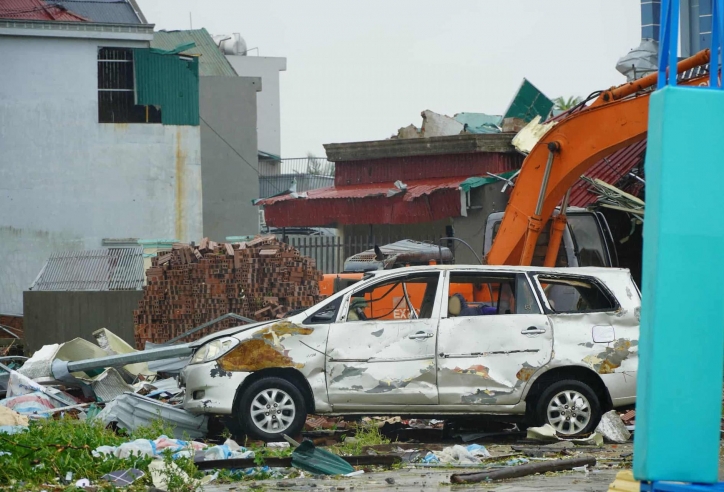 Nhiều ô tô hư hỏng nặng, xe 7 chỗ bị gió lốc hất văng xuống hồ sau bão số 10