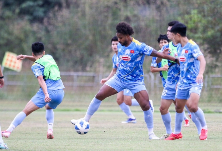 VIDEO: ĐT Việt Nam tập nặng trong ngày đầu ra sân ở Lào