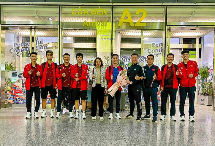 Tuyển Việt Nam chia 2 nhóm về nước sau SEA Games