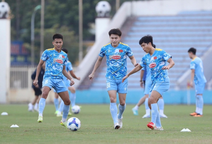 Tân binh ĐT Việt Nam gây ấn tượng mạnh khi thuận cả 2 chân