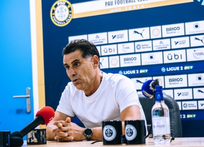 HLV Pau FC công khai bênh vực 'tội đồ' của đội bóng
