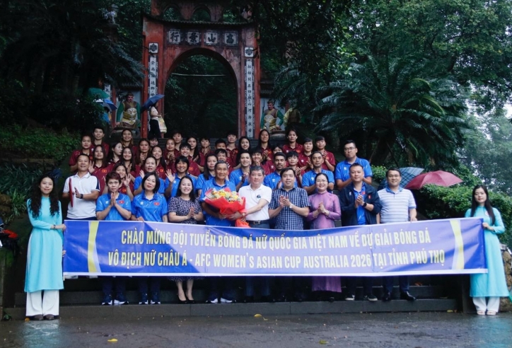 ĐT nữ Việt Nam dâng hương tưởng niệm các Vua Hùng