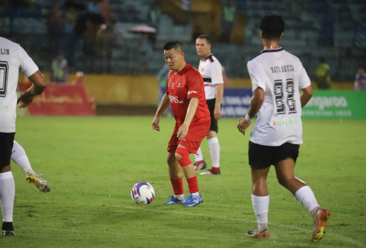 Trực tiếp Huyền thoại MU 2-2 Việt Nam All Stars: Nỗ lực