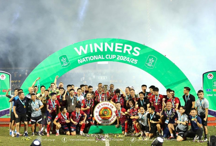 Chủ tịch VFF chúc mừng CAHN vô địch Cúp quốc gia 2024/25