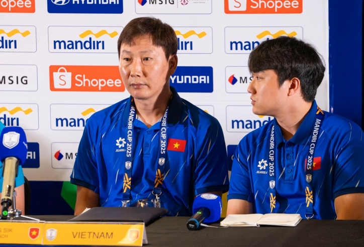 HLV Kim Sang Sik chỉ thẳng 2 đội đua vô địch với U23 Việt Nam