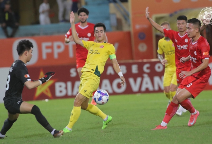 Tiến Linh suýt dính chấn thương khi giao lưu với NHM