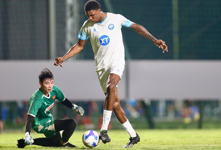 Tiền đạo cao 2m06 tỏa sáng ấn tượng trước ĐT Việt Nam