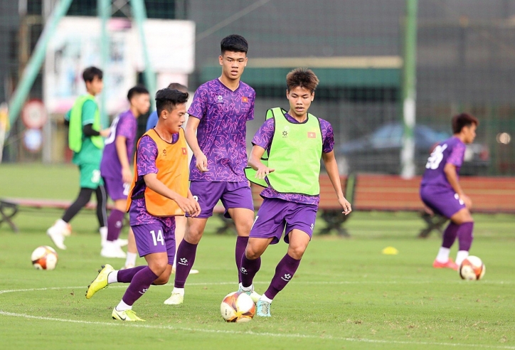 HLV Kim Sang Sik gọi trung vệ cao 1m9, tiền đạo 1m6 lên U23 Việt Nam?