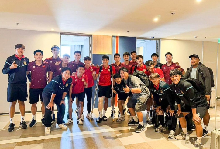 U22 Việt Nam bất ngờ tặng tiền cầu thủ Lào bị gãy chân