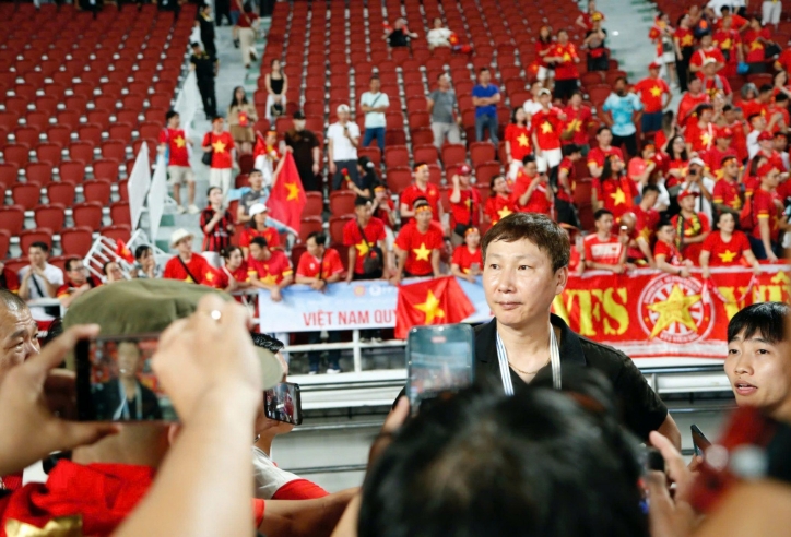 VIDEO: HLV Kim Sang Sik nói lời xúc động sau tấm HCV