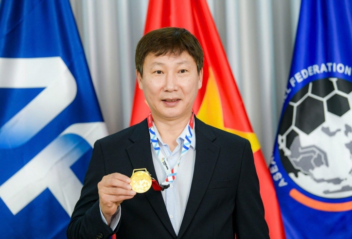 HLV Kim Sang Sik chính thức được trao huy chương vàng
