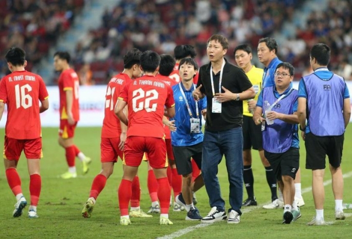 Là vua Đông Nam Á, HLV Kim Sang Sik 'ra ngõ gặp núi'