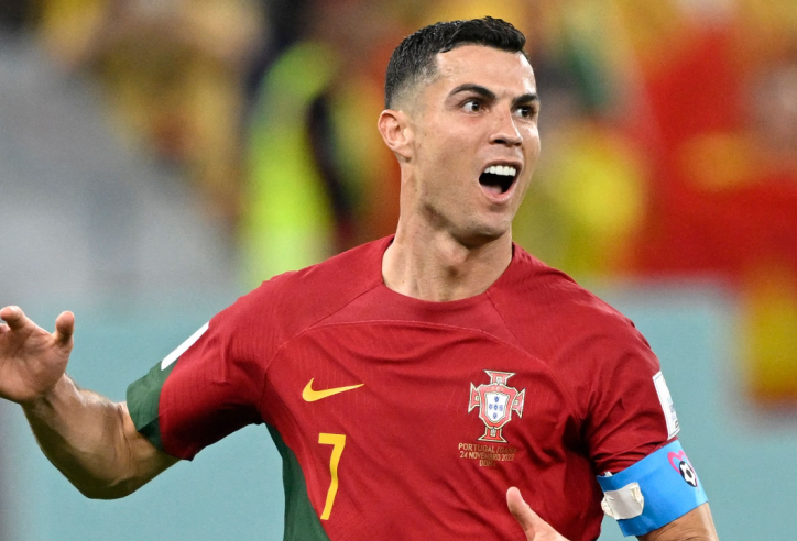 Không 'nghe lời' Ronaldo, bom tấn Liverpool phải nhận 'bài học đắt giá' đầu tiên trong sự nghiệp