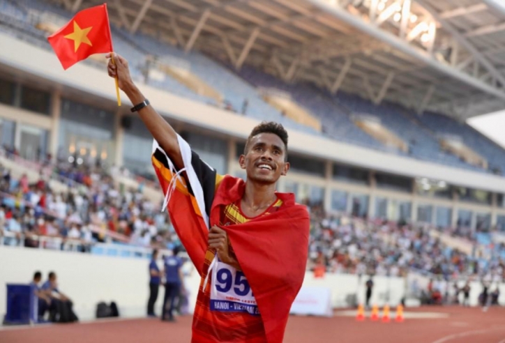 Người hùng Timor-Leste ăn mừng với lá cờ Việt Nam khiến người hâm mộ xúc động mạnh tại SEA Games