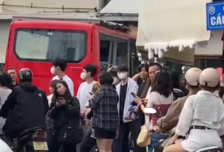 Faker cùng tổ đội T1 có màn 'náo loạn' Phố Cổ Hà Nội khiến fan phấn khích