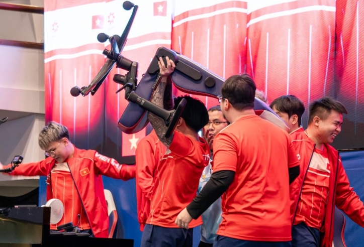 Ngôi sao đội tuyển Liên Quân Mobile hé lộ lý do màn 'nâng ghế ăn mừng' HCV SEA Games 33