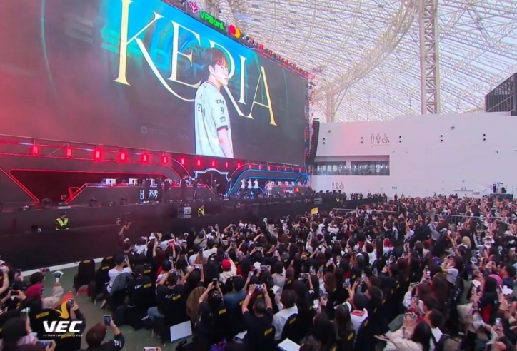 Fan LCK ngỡ ngàng khi thấy fan meeting của T1 tại Việt Nam chật kín khán giả