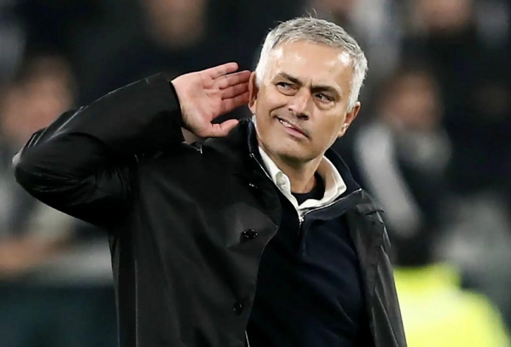 Học trò đi muộn 2 lần trong một ngày, Mourinho tặng ngay đồng hồ