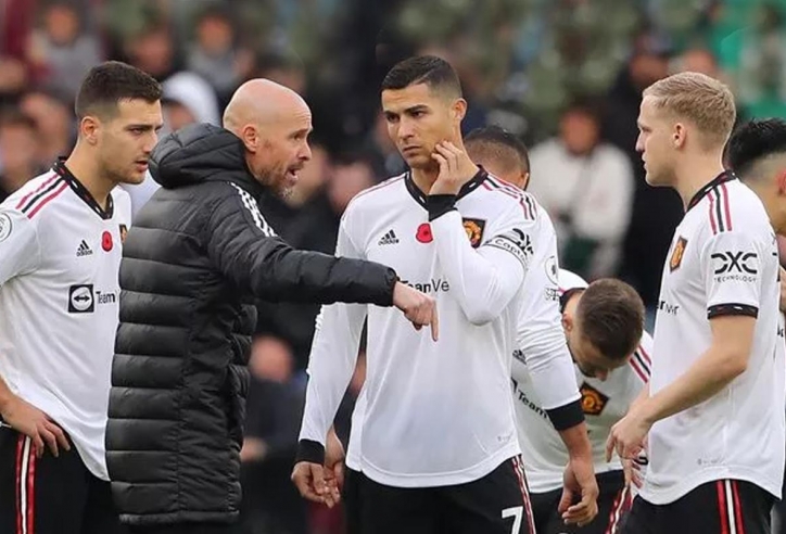 Ronaldo bị Ten Hag 'lưu đày', vào phòng lấy giày cũng bị cấm