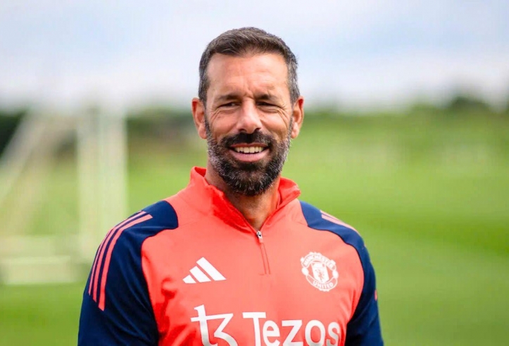 Van Nistelrooy nộp đơn làm HLV, hé lộ bến đỗ mới