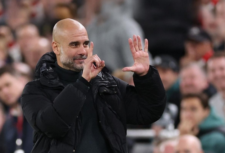 Pep giơ 6 ngón tay mỉa mai fan Liverpool, bị đáp trả cay đắng