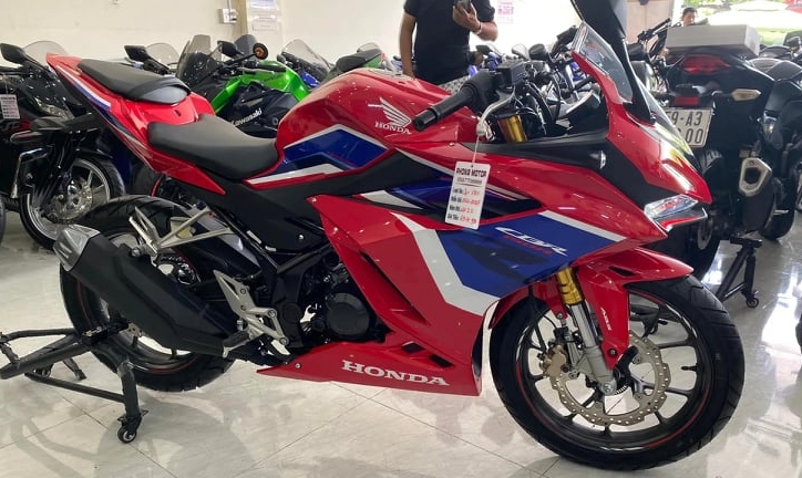 Giá xe Honda CBR150R mới nhất tháng 12/2023 tại đại lý