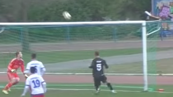 VIDEO: Bị Sterling 'nhập', cầu thủ chuyển hóa bàn thắng thành cơ hội