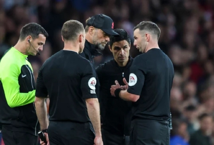 Để bóng chạm tay: Tại sao MU bị từ chối bàn thắng, Liverpool không được hưởng PENALTY?