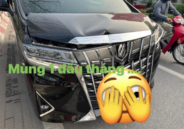 Toyota Alphard của nam ca sỹ Tuấn Hưng gặp sự cố trên đường 