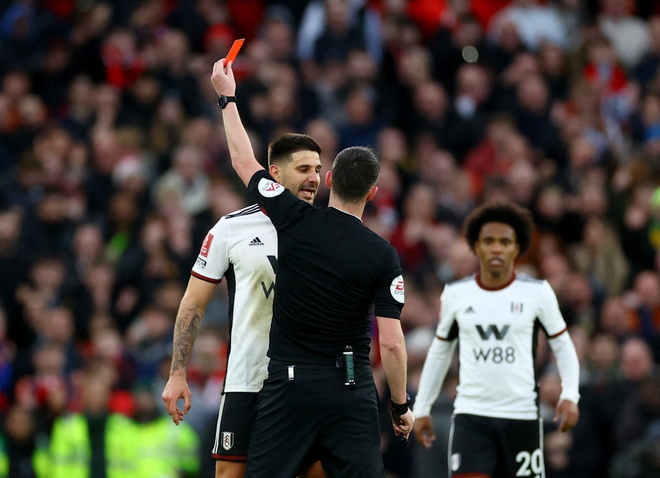 'Gây rối' ở trận gặp MU, tiền đạo Fulham nguy cơ nhận án phạt cực nặng