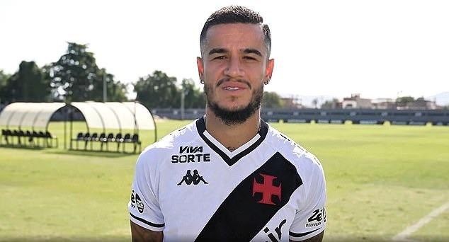 Coutinho gián đoạn phỏng vấn vì tiếng súng tại sân tập Vasco da Gama.