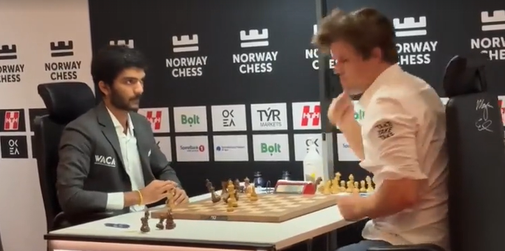 Vua cờ Magnus Carlsen cay cú đập bàn khi thua thần đồng Ấn Độ