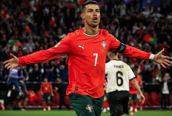 Ronaldo được hàng ngàn CĐV Đức đứng dậy vỗ tay