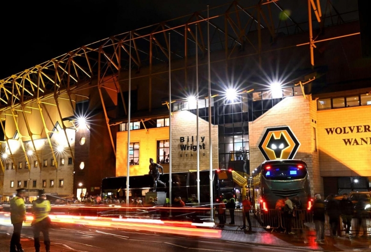 Lí do sân nhà của đối thủ MU vắng khán giả