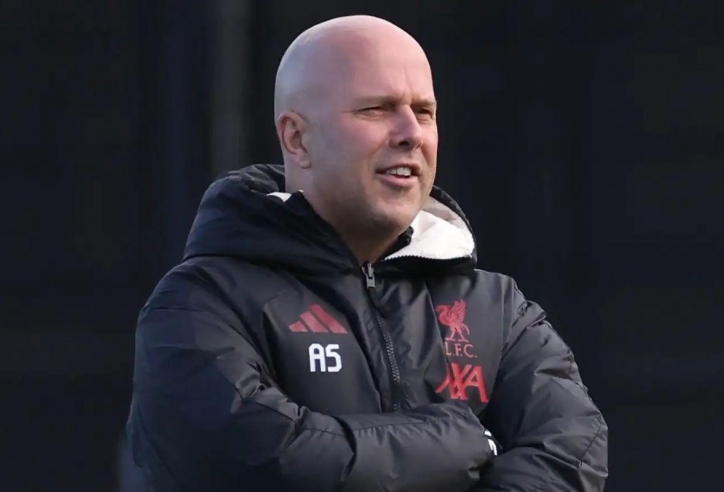 Arne Slot nhận thêm đòn giáng mạnh sau vụ Salah nổi loạn