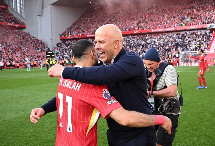 Arne Slot tâng bốc Salah, tiết lộ tương lai 'Vua Ai Cập'