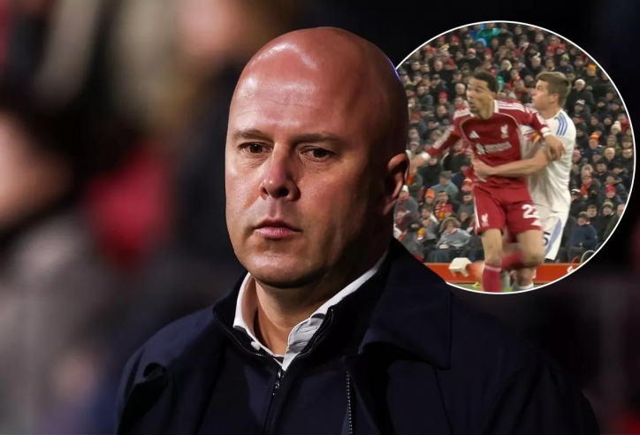 Arne Slot bất mãn với trọng tài sau trận hòa với Leeds