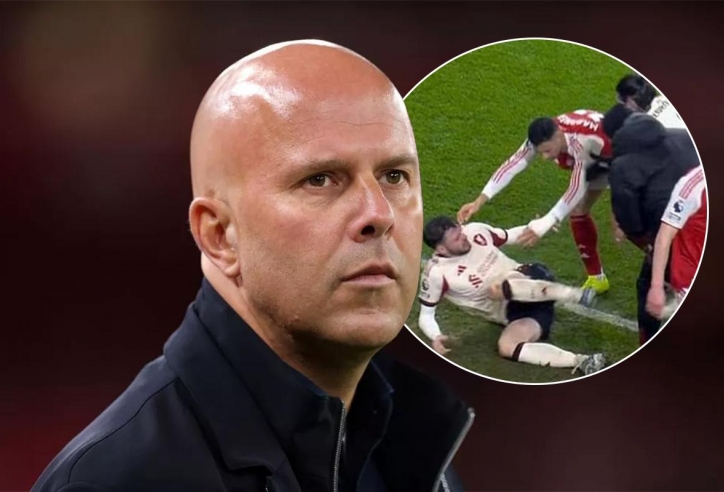 HLV Slot nói về hành vi xấu của Martinelli: 'Cậu ấy là người tốt'