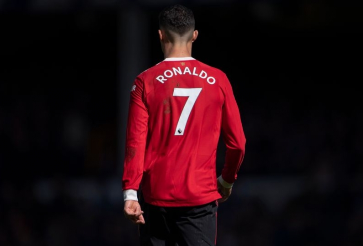 Manchester United đau đầu chuyện 'đi hay ở' của Ronaldo