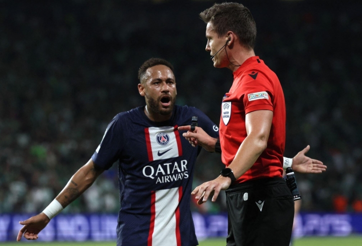 Neymar bị trọng tài bắt nạt, tức tưởi hơn cả lúc bị Mbappe 'quay lưng'