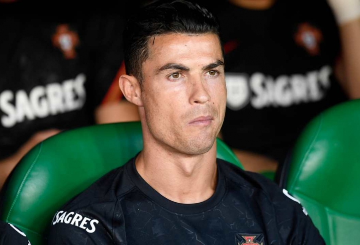 Trớ trêu cho Ronaldo: Mất vị trí ở MU, về quê nhà cũng bị 'đá đểu'