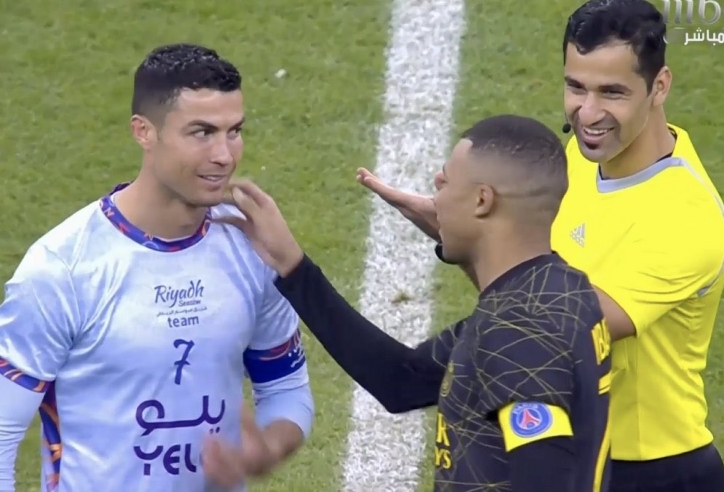 Ronaldo bị đồng đội làm đau, Mbappe liền có hành động đặc biệt