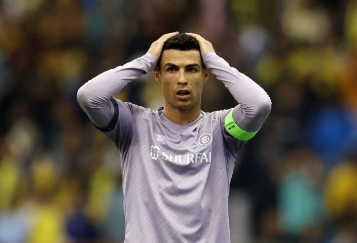 Chưa kịp ghi bàn, Ronaldo bị CĐV chà đạp lên biểu tượng của sự nghiệp