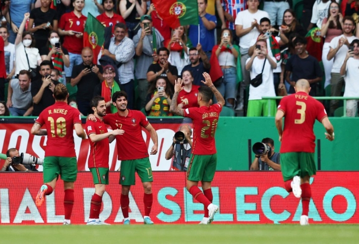 Ronaldo 'tàng hình', Bồ Đào Nha vẫn lên đỉnh nhờ sao Man City