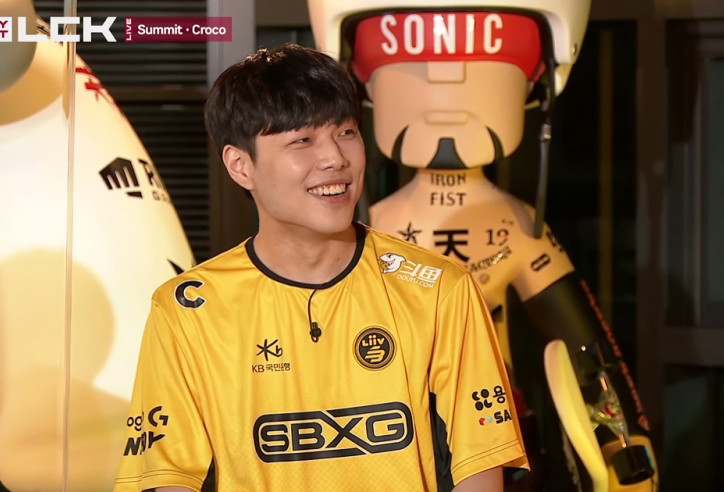 Bị MC hỏi 'tại sao lại để cuộn giấy gần bàn phím', tuyển thủ LCK chỉ biết đỏ mặt cười trừ